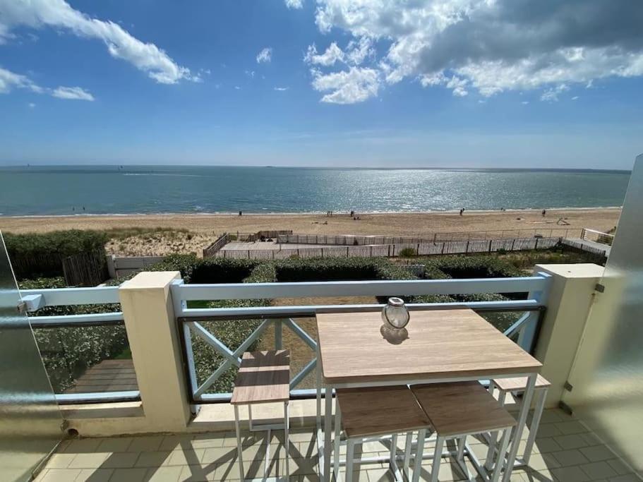 Sur La Plage De Bonne Source Les Pieds Dans L'Eau Pornichet Exterior foto